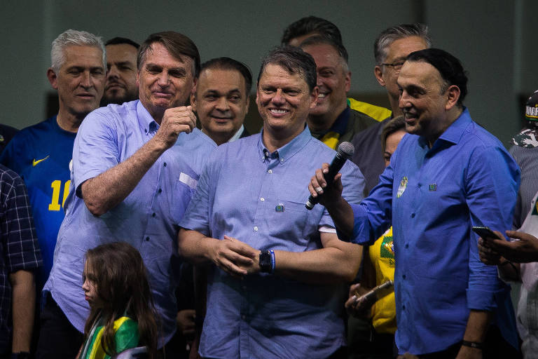 Presidente Jair Bolsonaro ao lado do ex-ministro Tarcísio de Freitas