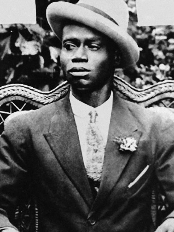 homem negro de chapéu e terno, em foto antiga