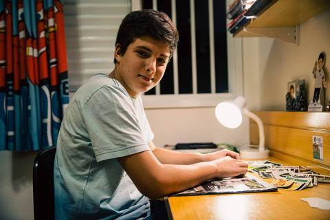 São Paulo, SP, Brasil, 02-0 8-2022: Gustavo Bassetti, 14, é um entusiasta da coleção figurinhas.  (foto Gabriel Cabral/Folhapress)
