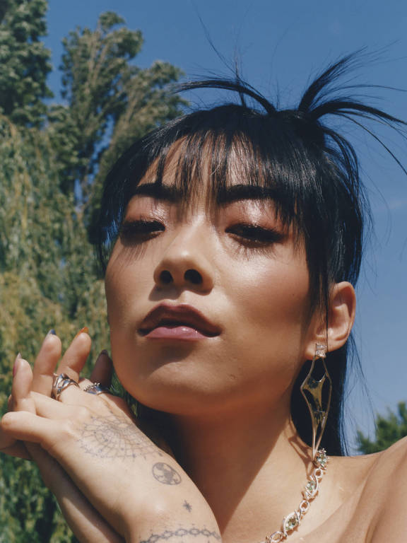 Rina Sawayama Brasil on X: 10. WHO'S GONNA SAVE U NOW? “Quando sofria  bullying no colégio nunca pensava: 'Farei o mesmo com todos eles'. Eu  apenas sentia 'Vou me tornar bem-sucedida para