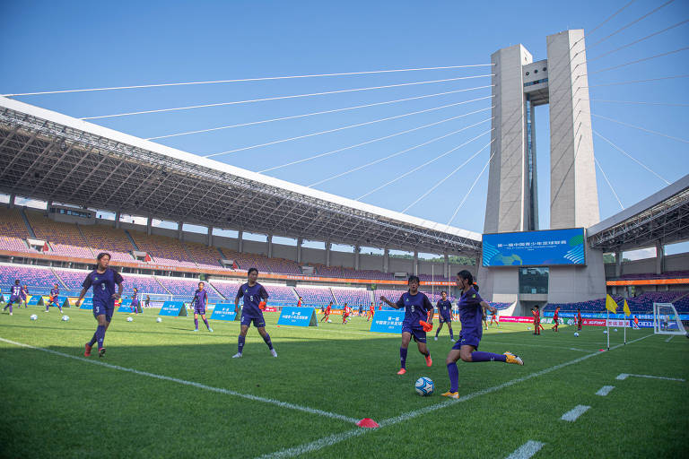 Crianças participam da abertura da liga da juventude de futebol na China