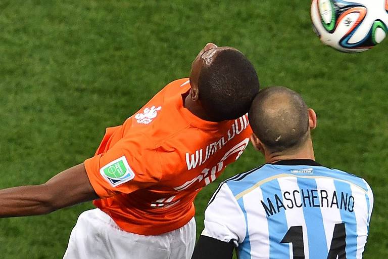 Javier Mascherano, da Argentina, choca a cabeça com a nuca de Georginio Wijnaldum, da Holanda, durante a semifinal da Copa de 2014