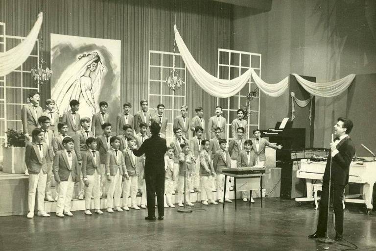 Coral Canarinhos Liceanos durante uma de suas apresentações no "Côrte Rayol Show", programa da TV Record nos anos 1960