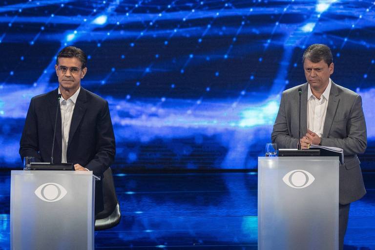 Rodrigo Garcia (PSDB) e Tarcísio de Freitas (Republicanos) durante debate na TV Band