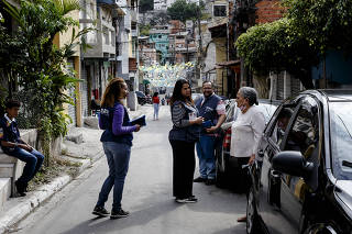 Recenseadores durante abordagem em Paraisópolis, em São Paulo