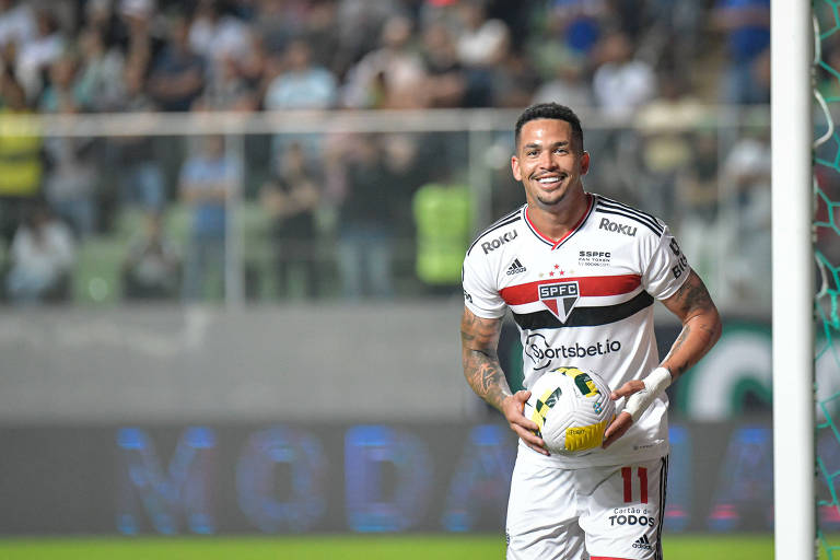 Luciano comemora gol pelo São Paulo em partida contra o América-MG
