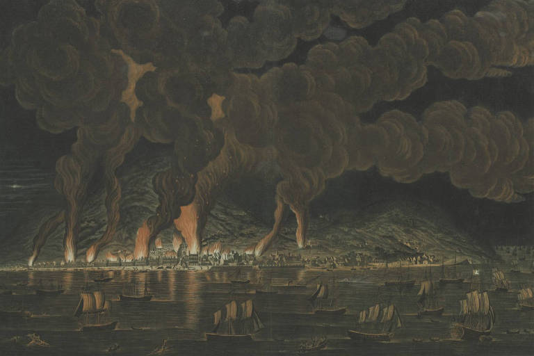 a gravura, escura, mostra uma cidade litorânea pegando fogo, com navios ao mar. as chamas e a fumaça iluminam a noite