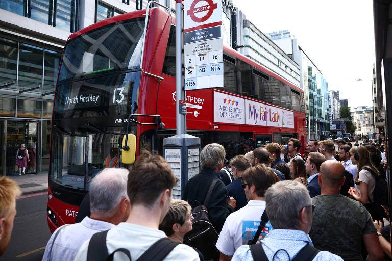 Greves por causa da inflação alta paralisam transportes em Londres
