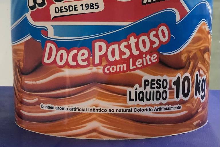 Embalagem de doce "pastoso com leite", cujo ingrediente majoritário é açúcar; o estudo investigou os efeitos no metabolismo causado por quatro ANNs (adoçantes não nutritivos), cuja absorção pelo organismo é muito baixa ou nula. Os adoçantes avaliados foram sacarina, sucralose, aspartame e estévia
