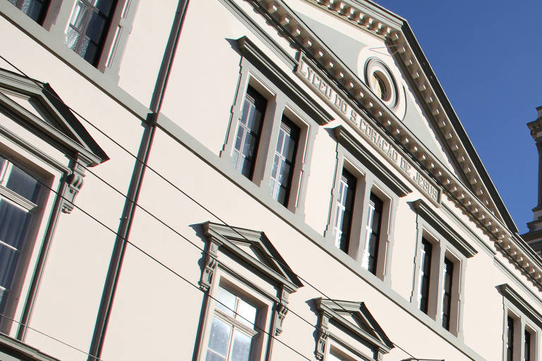 Com 137 anos de tradição, Liceu Coração de Jesus anuncia o encerramento de suas atividades. Na foto, destaque para a fachada esquerda do prédio da escola.
