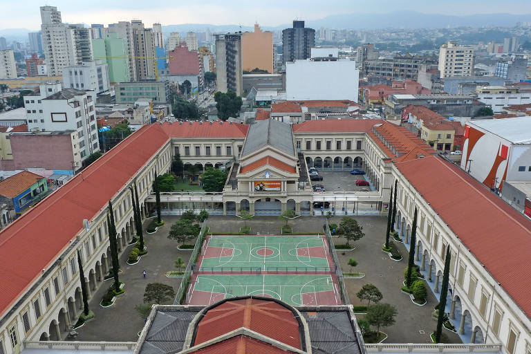 Com 137 anos de tradição, Liceu Coração de Jesus anuncia o encerramento de suas atividades. Pátio da Instituição.