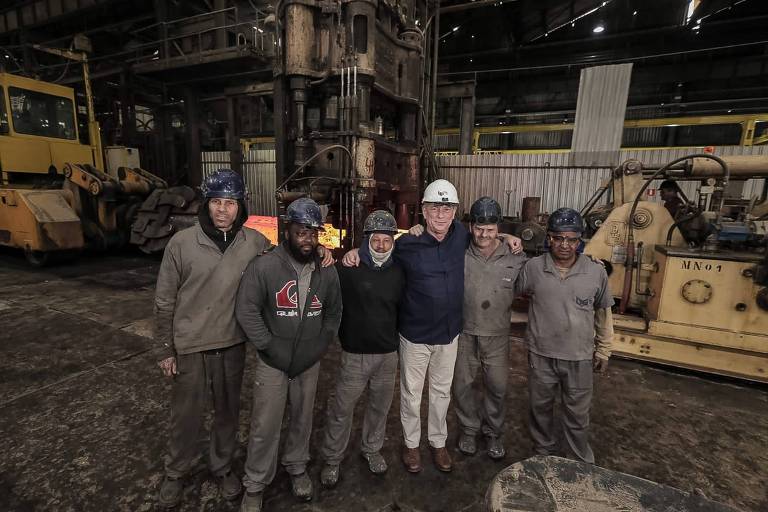 Ciro Gomes (PDT) posa ao lado de operários da antiga fábrica da Cobrasma