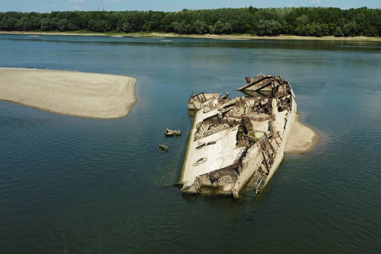 Navio de guerra alemão afundado provavelmente em 1944 exposto devido à seca no rio Danúbio, na altura de Prahovo, na Sérvia - Fedja Grulovic
