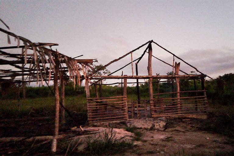 Escola de madeira em assentamento Irmã Dorothy Stang, na região de Anapu (PA), após ataque a tiros e incêndio