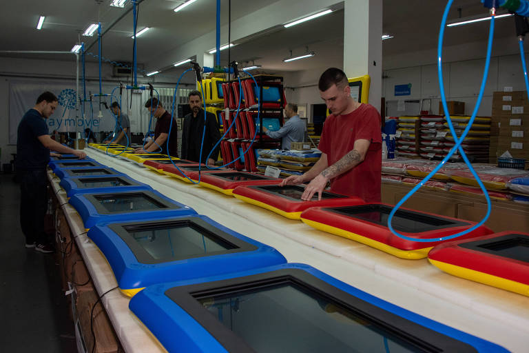Imagem mostra linha de produção de fábrica da Playmove, em Blumenau (SC), onde são feitas mesas interativas com jogos educacionais