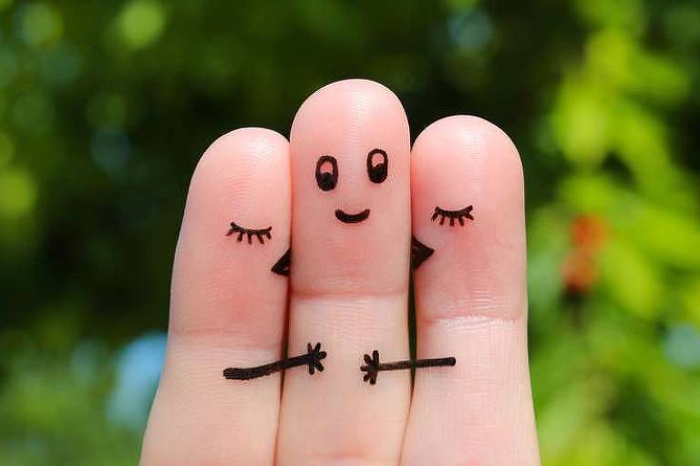 Três dedos com desenhos de carinhas de pessoas ilustram o poliamor