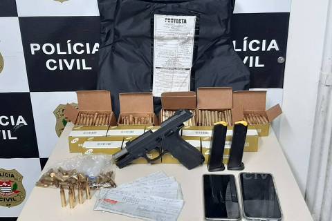 Arma e municição apreendida que, segundo a Policia Civil de São Paulo, seria repassada para criminosos do PCC