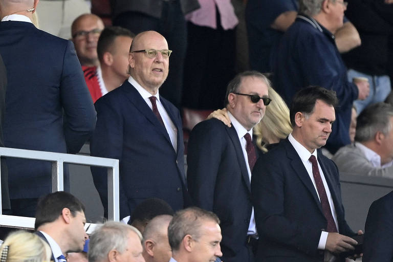 Avie Glazer (o primeiro da esquerda para a direita), um dos donos do Manchester United, em Old Trafford para a partida contra o Brighton