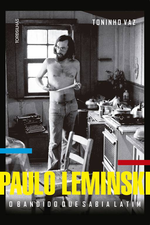 paulo leminski sem camisa em cozinha de sítio em fotografia em preto e branco