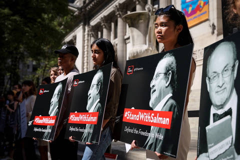Supporters of author Salman Rushdie attend a reading and rally to show solidarity for free expression at the New York Public Library in New York City, U.S., August 19, 2022. REUTERS/Brendan McDermid ORG XMIT: PPP - NYK513