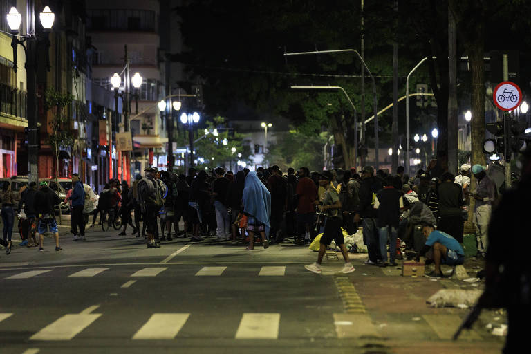 Usuários caminham pela avenida Duque de Caxias