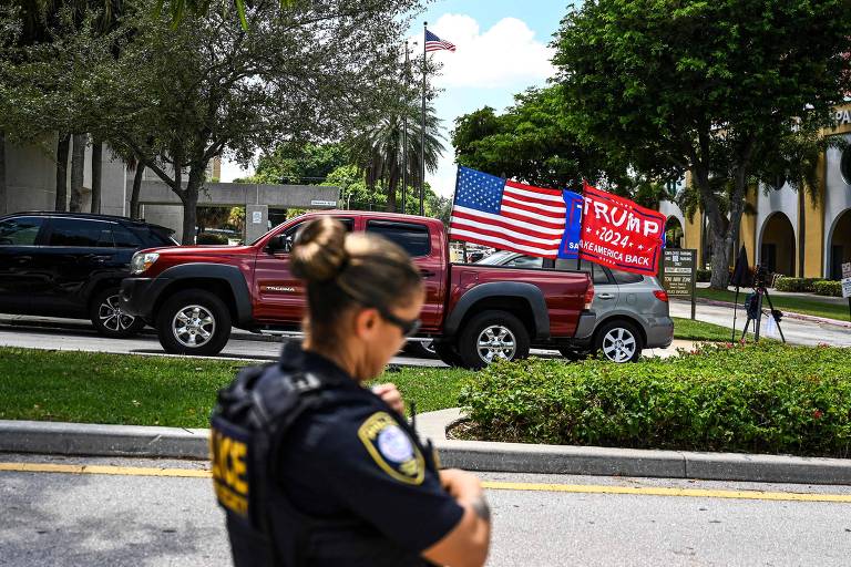 Apoiadores de Donald Trump no entorno de prédio do Judiciário em West Palm Beach, onde tramita ação envolvendo as buscas do FBI em imóvel do ex-presidente