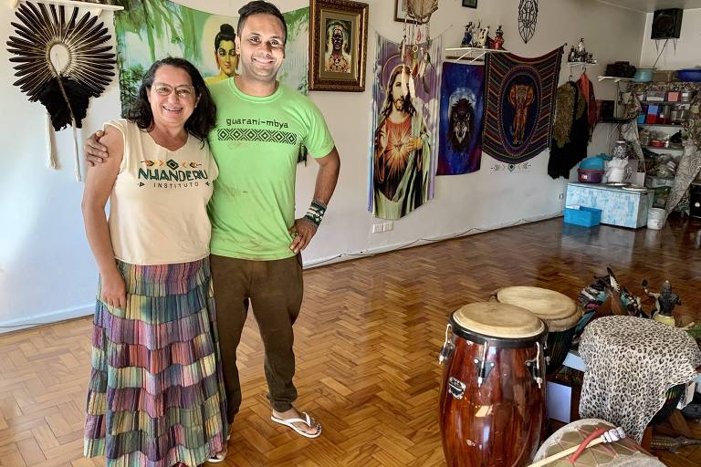 Casal Tuca e Adriano em salão com tambores e objetos xamânicos no Instituto Nhanderu