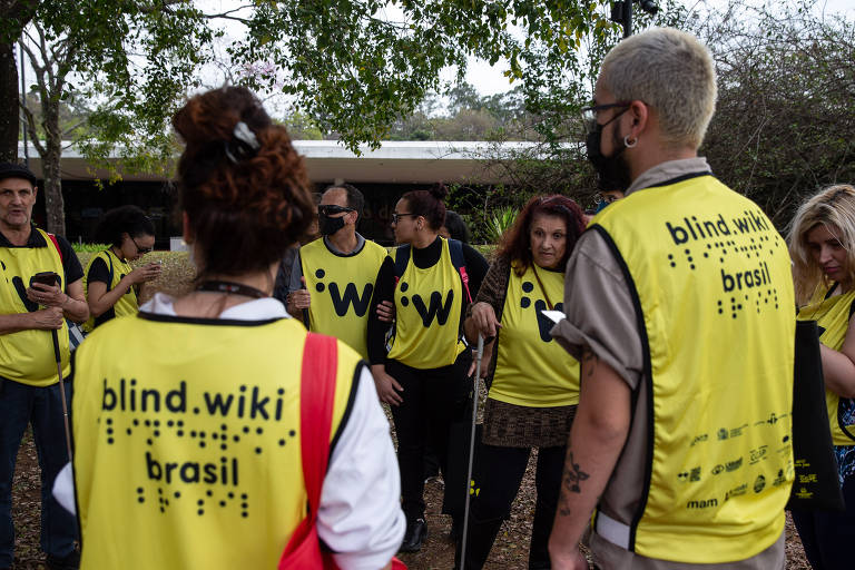 Participantes do projeto BlindWiki durante a visita ao parque Ibirapuera