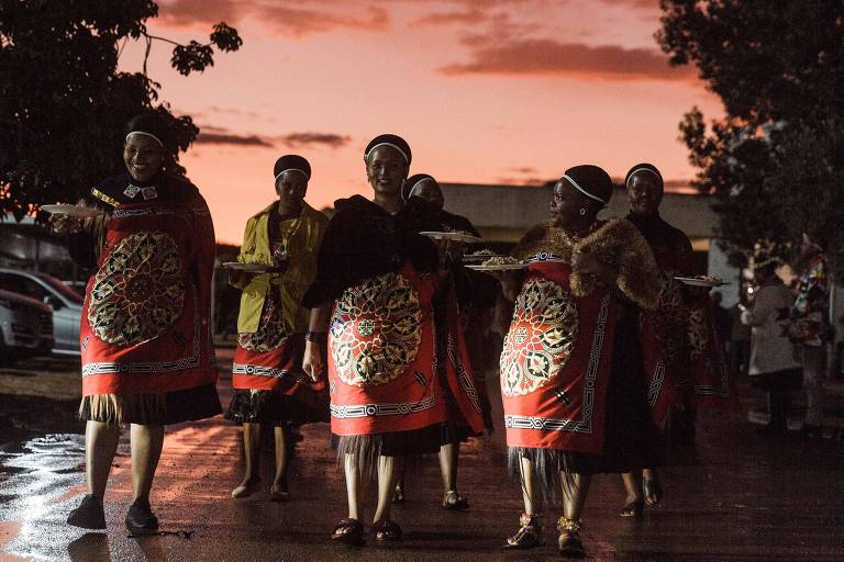 Membros do Palácio Real zulu cantam à espera da chegada do rei zulu, Misuzulu kaZwelithini, para sua coroação em Nongoma, na África do Sul