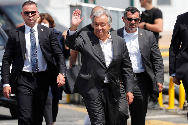 O secretário-geral da ONU, António Guterres, no porto de Istambul 