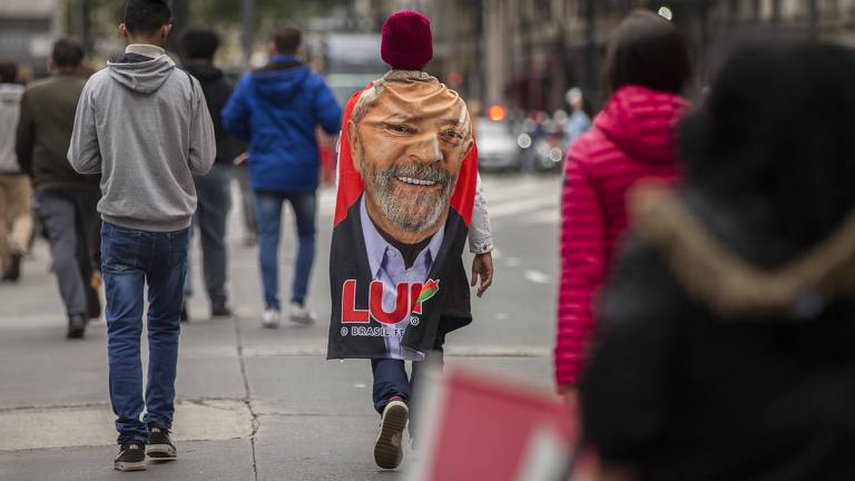 Apoiadores de Lula durante comício no vale do Anhangabaú na tarde deste sábado (20)