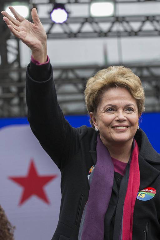 Ex-presidente Dilma durante comício de Lula no vale do Anhangabaú na tarde deste sábado (20)