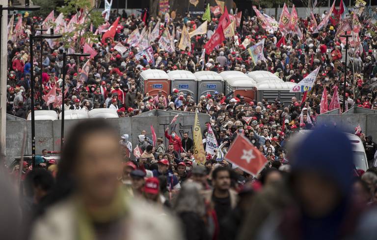 Apoiadores de Lula durante comício no vale do Anhangabaú na tarde deste sábado (20)