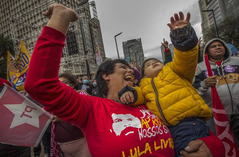 Apoiadores de Lula durante comício no vale do Anhangabaú na tarde deste sábado (20)