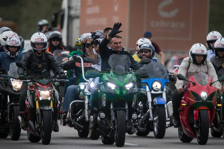 Bolsonaro de moto, seguido por outros motociclistas