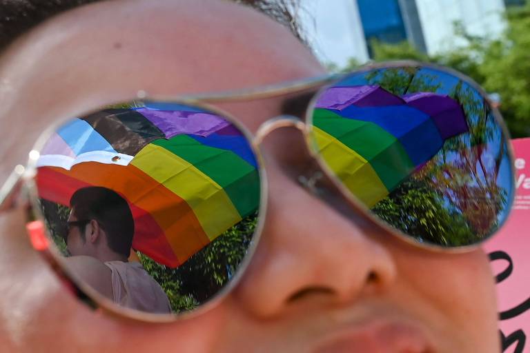 Singapura descriminaliza sexo entre homens, mas mantém proibição a casamento gay