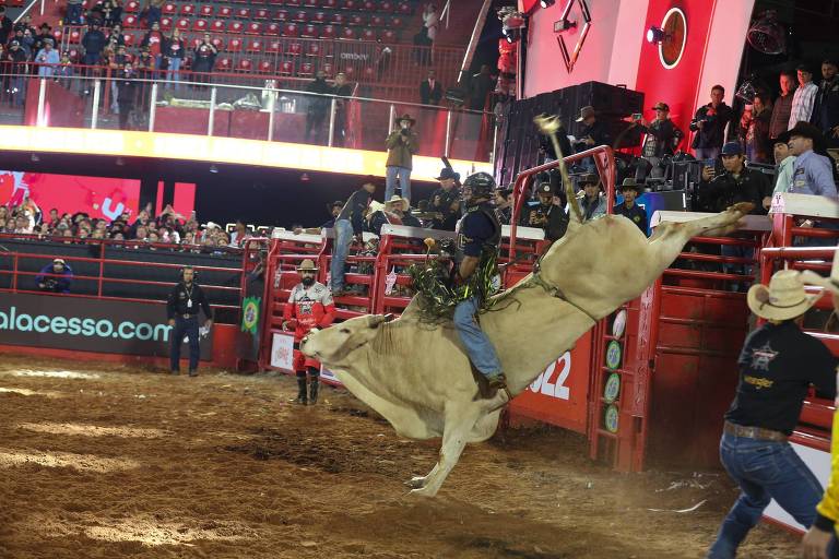 Montaria válida pela final da PBR (Professional Bull Riders), na Festa do Peão de Barretos