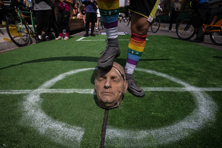 O coletivo artístico Indecline organiza partida de futebol anti-Bolsonaro, no Minhocão, em São Paulo, em 21 de agosto de 2022. A bola da partida é uma réplica de silicone da cabeça do presidente 