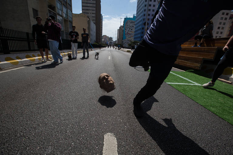 Futebol com cabeça de Bolsonaro é crime ou não? - 21/08/2022