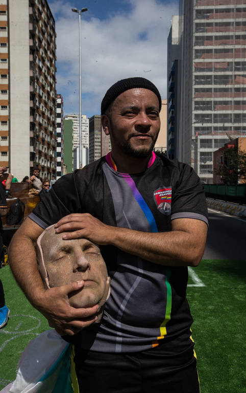 Futebol com cabeça de Bolsonaro é crime ou não? - 21/08/2022