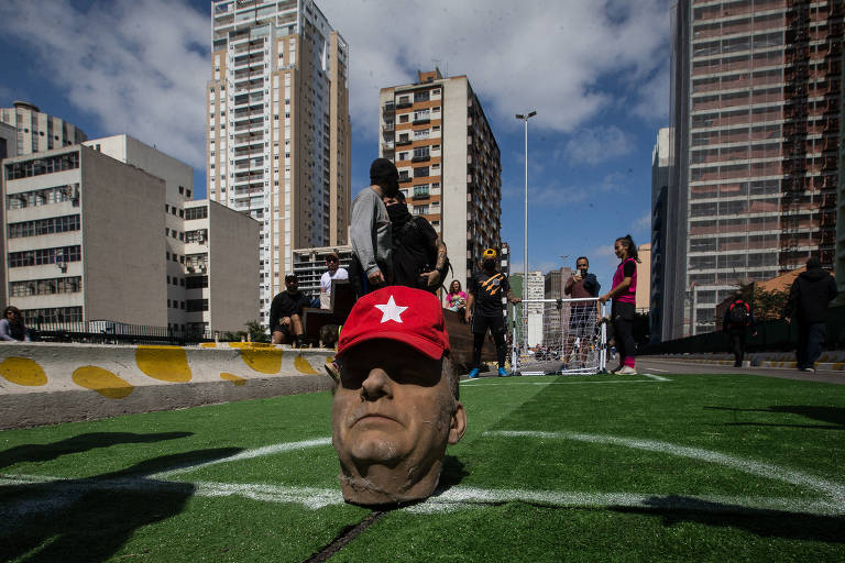 Futebol com cabeça de Bolsonaro é crime ou não? - 21/08/2022