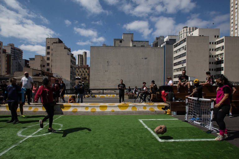 Futebol com cabeça de Bolsonaro é crime ou não? - 21/08/2022