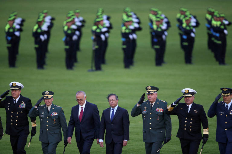 Presidente da Colômbia prega 'exército da paz' diante de nova cúpula militar