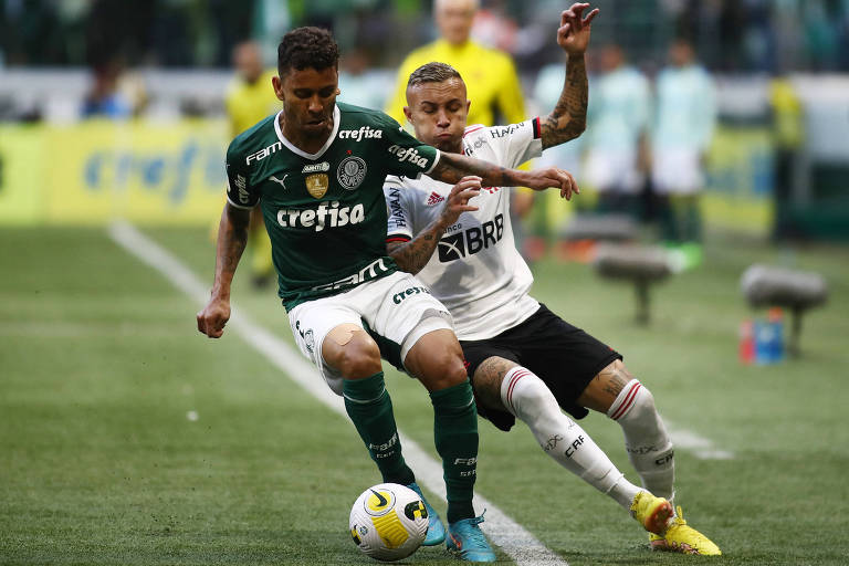 Marcos Rocha domina a bola marcado por Everton no Allianz Parque