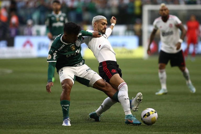 Arrascaeta (à esq.) disputa bola com Gabriel Menino na partida entre Palmeiras e Flamengo