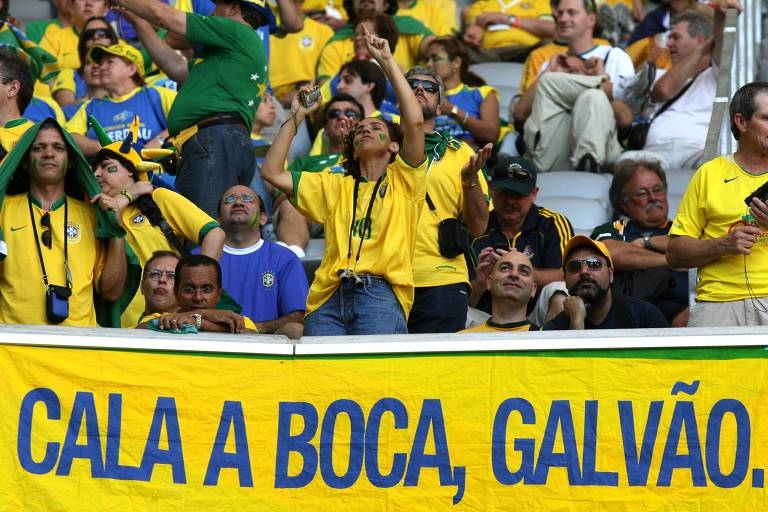 Torcedores brasileiros exibem faixa com os dizeres "Cala a boca, Galvão", numa referência ao narrador Galvão Bueno, da Rede Globo, durante vitória do Brasil por 2 a 0 sobre a Austrália, na Copa de 2006.