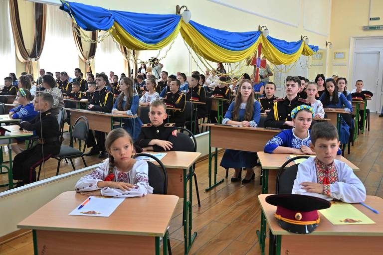 Cadetes da escola militar Volodimir, o Grande, participam de uma "aula patriótica" em Kiev

