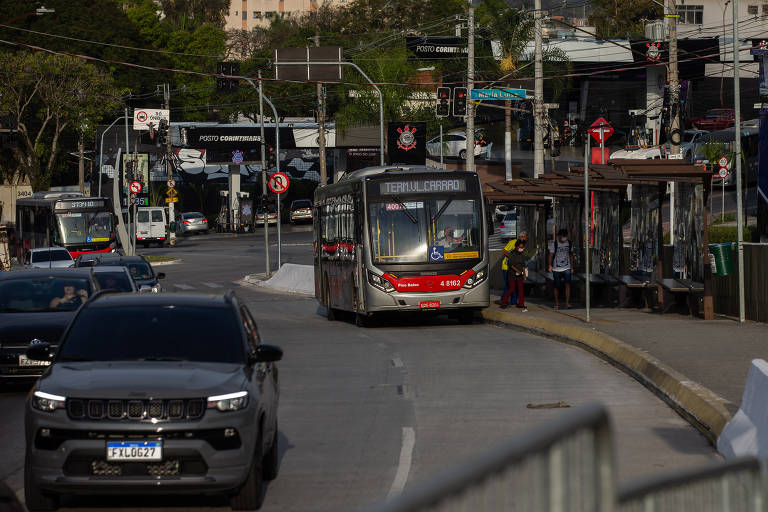 Ônibus passa em faixa exclusiva de transporte coletivo na avenida Itaquera, em São Paulo