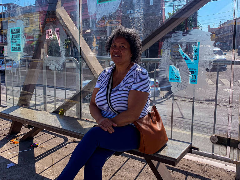 A autônoma Ruth Maria dos Santos, 63, esperando o ônibus no corredor de Itaquera