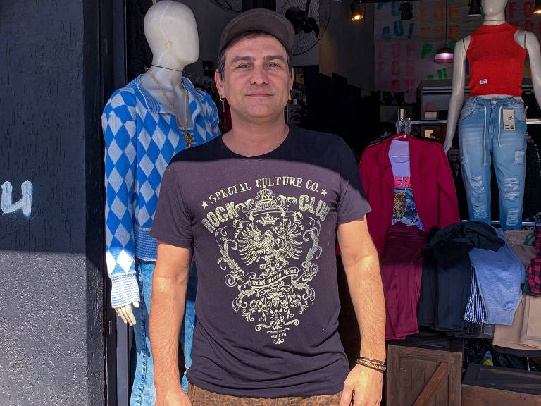 Michel Martire na sua loja em frente ao corredor de ônibus de Itaquera